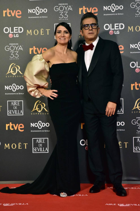 Los primeros invitados a la 33 ceremonia de los Premios Goya han comenzado a llegar a la alfombra roja del Palacio de Exposiciones y Congresos de Sevilla (FIBES) hacia las 18.20 horas de este sábado 2 de febrero