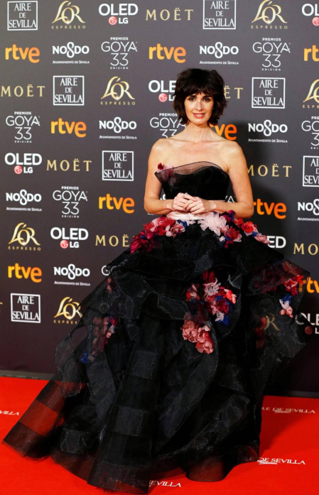 Los primeros invitados a la 33 ceremonia de los Premios Goya han comenzado a llegar a la alfombra roja del Palacio de Exposiciones y Congresos de Sevilla (FIBES) hacia las 18.20 horas de este sábado 2 de febrero