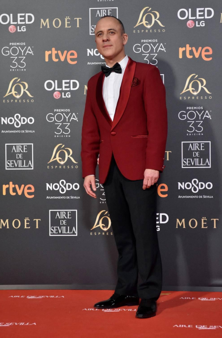 Los primeros invitados a la 33 ceremonia de los Premios Goya han comenzado a llegar a la alfombra roja del Palacio de Exposiciones y Congresos de Sevilla (FIBES) hacia las 18.20 horas de este sábado 2 de febrero