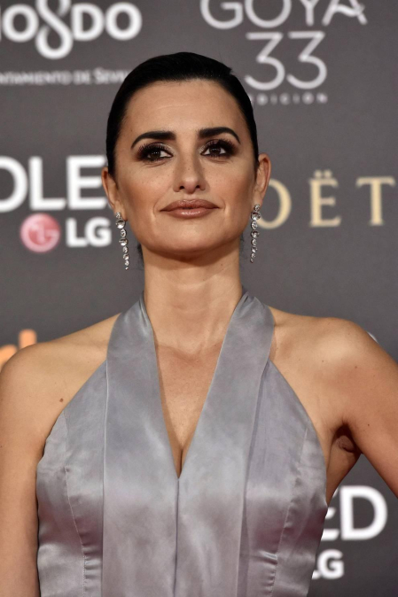 Los primeros invitados a la 33 ceremonia de los Premios Goya han comenzado a llegar a la alfombra roja del Palacio de Exposiciones y Congresos de Sevilla (FIBES) hacia las 18.20 horas de este sábado 2 de febrero
