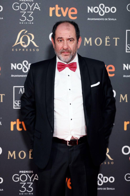 Los primeros invitados a la 33 ceremonia de los Premios Goya han comenzado a llegar a la alfombra roja del Palacio de Exposiciones y Congresos de Sevilla (FIBES) hacia las 18.20 horas de este sábado 2 de febrero