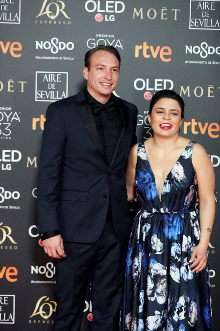 Los primeros invitados a la 33 ceremonia de los Premios Goya han comenzado a llegar a la alfombra roja del Palacio de Exposiciones y Congresos de Sevilla (FIBES) hacia las 18.20 horas de este sábado 2 de febrero