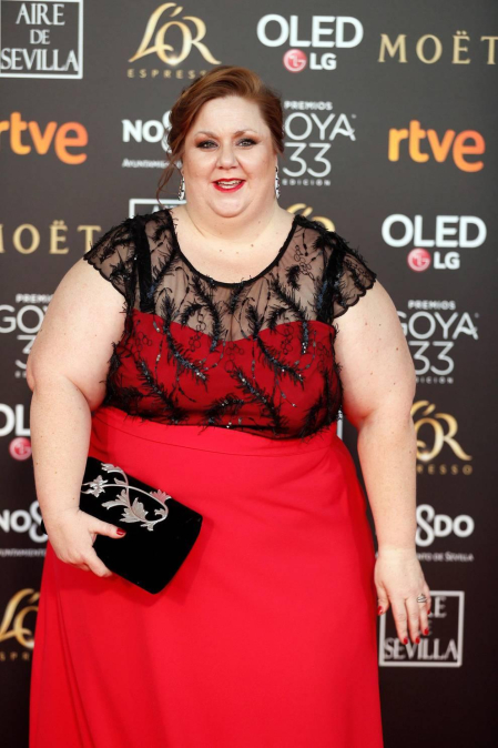 Los primeros invitados a la 33 ceremonia de los Premios Goya han comenzado a llegar a la alfombra roja del Palacio de Exposiciones y Congresos de Sevilla (FIBES) hacia las 18.20 horas de este sábado 2 de febrero
