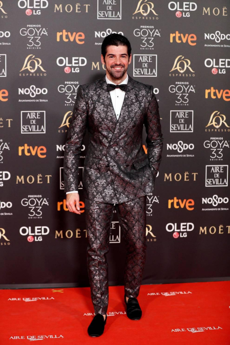 Los primeros invitados a la 33 ceremonia de los Premios Goya han comenzado a llegar a la alfombra roja del Palacio de Exposiciones y Congresos de Sevilla (FIBES) hacia las 18.20 horas de este sábado 2 de febrero