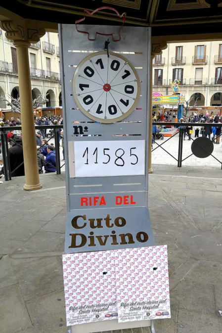 Tafalla celebró este domingo el último día de sus ferias con multitud de vecinos y visitantes que se acercaron a la plaza del Ayuntamiento donde se congregaron un total de treinta puestos artesanales y a la tradicional Rifa del Cuto.