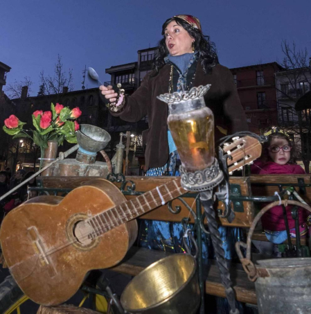 Su alegre pasacalles recorrió el centro de la ciudad entre canciones y bailes de los ex danzaris Francisco Beruete