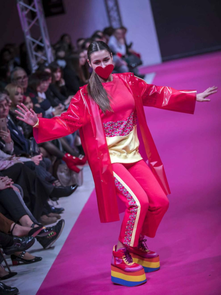 El certamen de moda Pasarela 948 finalizó este sábado después de tres días de exposiciones, eventos y desfiles entre los que destacó el variopinto repertorio de colores y formas que impregnan el estilo de la diseñadora Ágatha Ruiz de la Prada