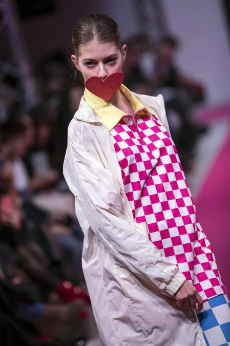 El certamen de moda Pasarela 948 finalizó este sábado después de tres días de exposiciones, eventos y desfiles entre los que destacó el variopinto repertorio de colores y formas que impregnan el estilo de la diseñadora Ágatha Ruiz de la Prada