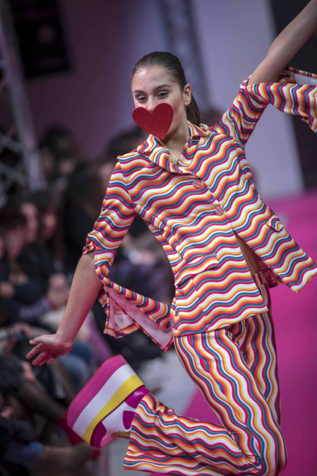 El certamen de moda Pasarela 948 finalizó este sábado después de tres días de exposiciones, eventos y desfiles entre los que destacó el variopinto repertorio de colores y formas que impregnan el estilo de la diseñadora Ágatha Ruiz de la Prada