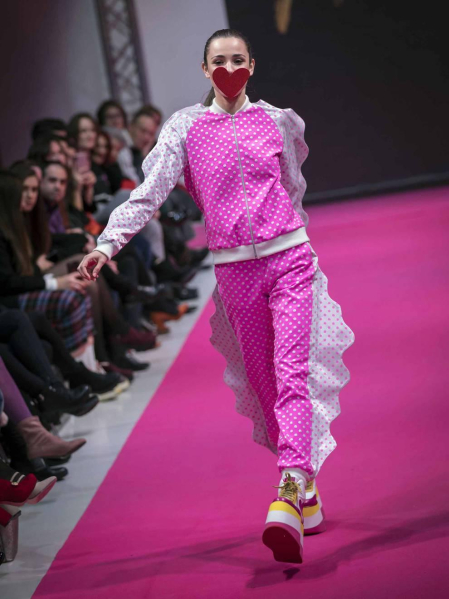 El certamen de moda Pasarela 948 finalizó este sábado después de tres días de exposiciones, eventos y desfiles entre los que destacó el variopinto repertorio de colores y formas que impregnan el estilo de la diseñadora Ágatha Ruiz de la Prada