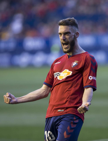 Roberto Torres celebró de esta forma el gol que decidió el partido. Es su décimo de la temporada.