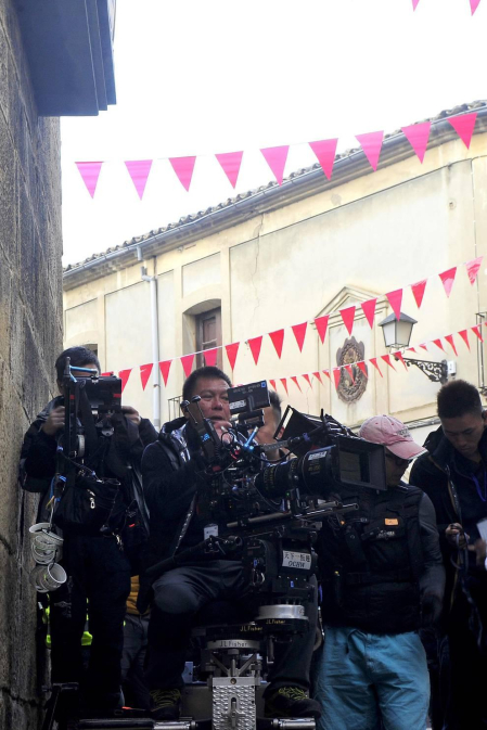 El equipo de rodaje de la película china 'Line Walker II' ha filmado esta semana en tafalla. la escena estrella ha sido la de una persecución de coches que se desarrolla durante un supuesto encierro de san fermín. cientos de navarros han participado en el rodaje como figurantes