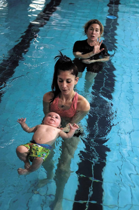 La natación desde los primeros meses de vida ayuda a reforzar los vínculos entre el bebé y sus progenitores.
