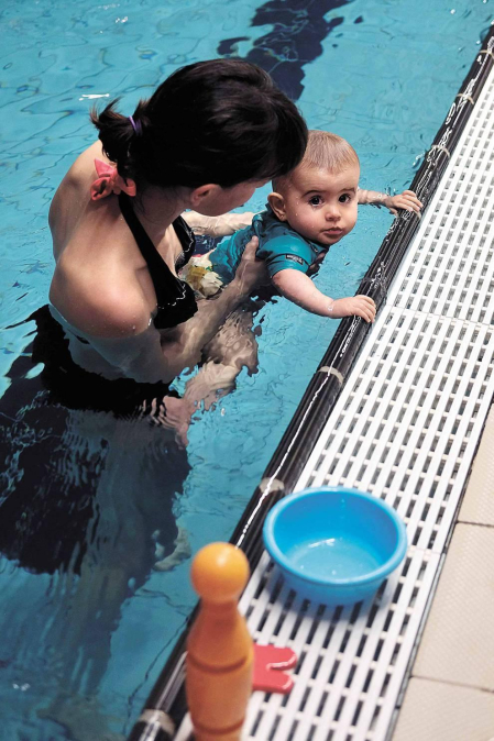 La natación desde los primeros meses de vida ayuda a reforzar los vínculos entre el bebé y sus progenitores.