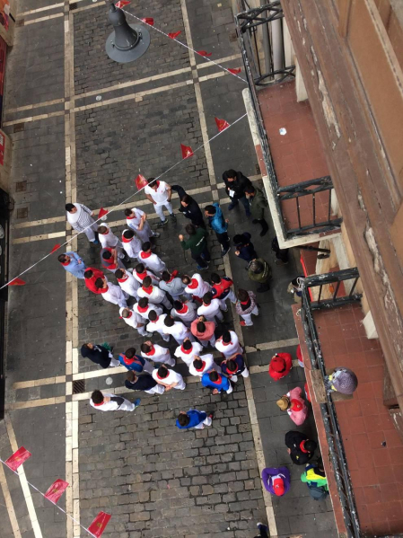 Imágenes del rodaje de las escenas que simulan un encierro por las calles de Pamplona de la película china 'Line Walker II'.