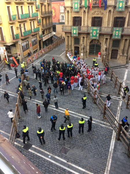 Imágenes del rodaje de las escenas que simulan un encierro por las calles de Pamplona de la película china 'Line Walker II'.