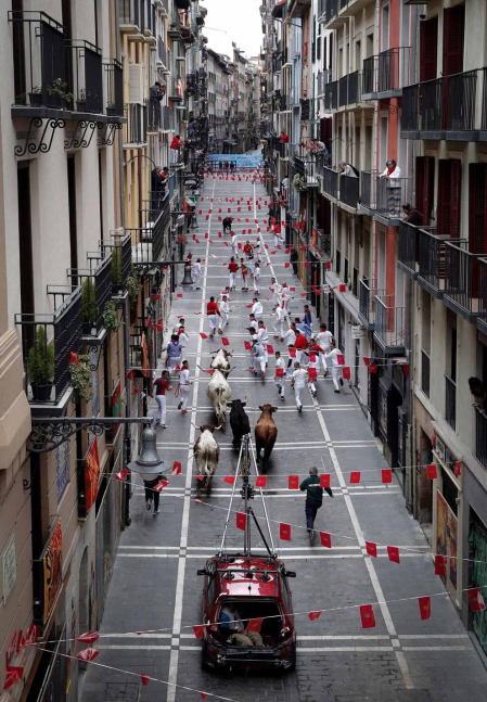 Imágenes del rodaje de las escenas que simulan un encierro por las calles de Pamplona de la película china 'Line Walker II'.