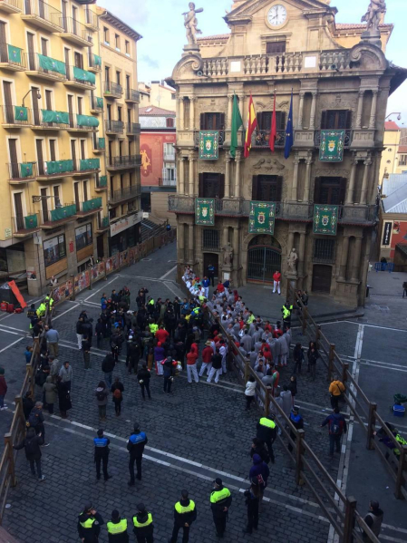 Imágenes del rodaje de las escenas que simulan un encierro por las calles de Pamplona de la película china 'Line Walker II'.