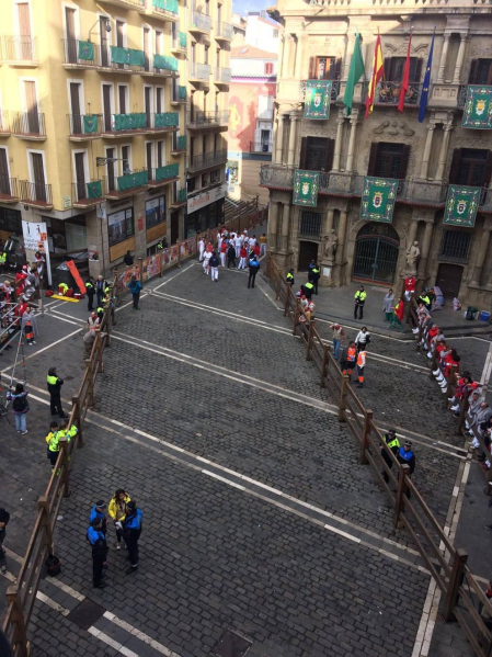 Imágenes del rodaje de las escenas que simulan un encierro por las calles de Pamplona de la película china 'Line Walker II'.