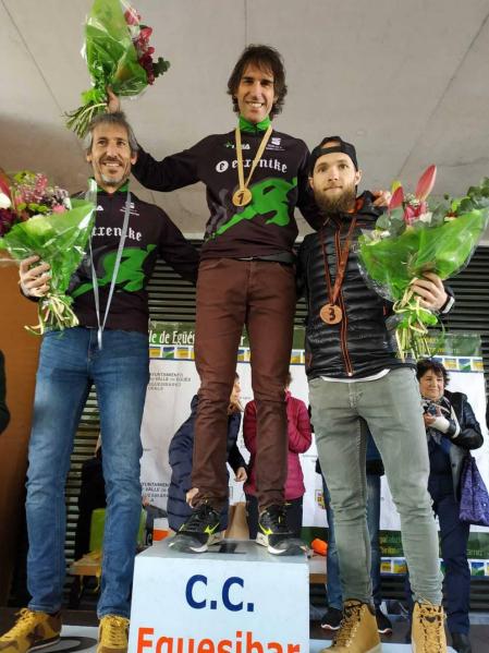 Fotos de los participantes de la Carrera Solidaria Pro Hiru Hamabi de Sarriguren.