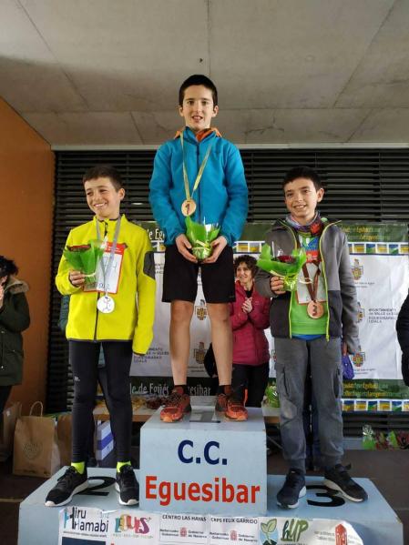Fotos de los participantes de la Carrera Solidaria Pro Hiru Hamabi de Sarriguren.