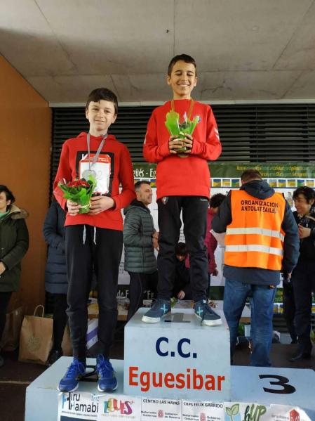 Fotos de los participantes de la Carrera Solidaria Pro Hiru Hamabi de Sarriguren.