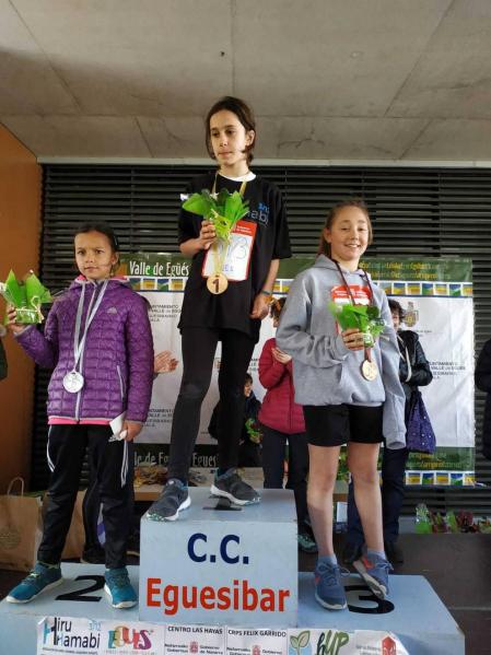 Fotos de los participantes de la Carrera Solidaria Pro Hiru Hamabi de Sarriguren.