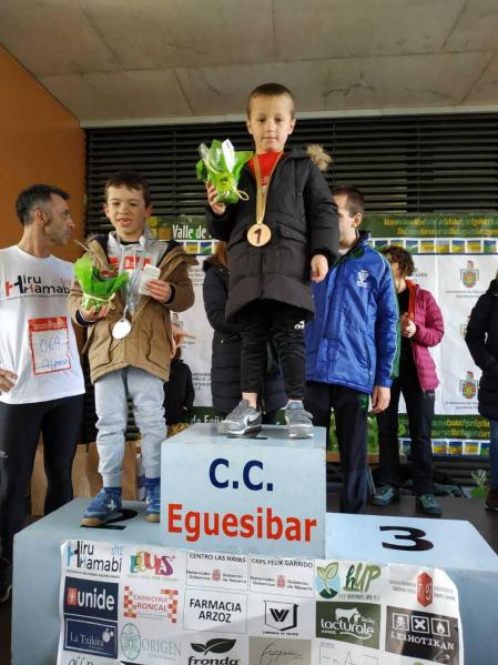 Fotos de los participantes de la Carrera Solidaria Pro Hiru Hamabi de Sarriguren.