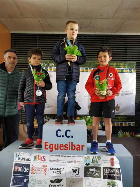 Fotos de los participantes de la Carrera Solidaria Pro Hiru Hamabi de Sarriguren.