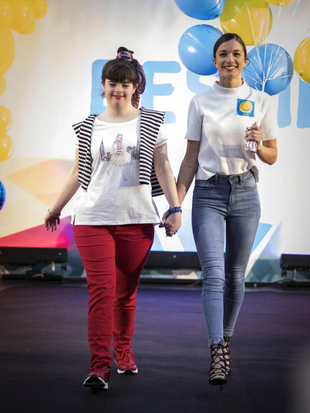 La Morea acogió el desfile de moda inclusiva que impulsa la Asociación Síndrome de Down en su octava edición. Participaron 50 modelos de todas las edades con síndrome de Down de la Agencia de Modelos DejaVú.