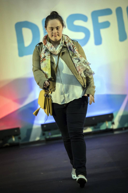 La Morea acogió el desfile de moda inclusiva que impulsa la Asociación Síndrome de Down en su octava edición. Participaron 50 modelos de todas las edades con síndrome de Down de la Agencia de Modelos DejaVú.