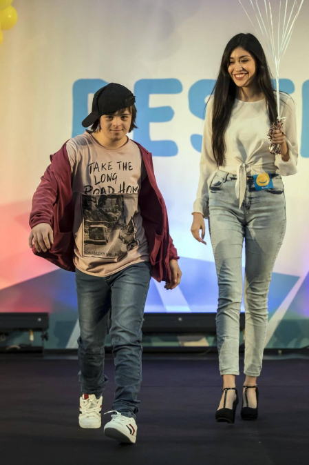 La Morea acogió el desfile de moda inclusiva que impulsa la Asociación Síndrome de Down en su octava edición. Participaron 50 modelos de todas las edades con síndrome de Down de la Agencia de Modelos DejaVú.