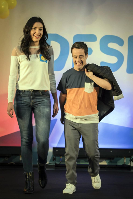 La Morea acogió el desfile de moda inclusiva que impulsa la Asociación Síndrome de Down en su octava edición. Participaron 50 modelos de todas las edades con síndrome de Down de la Agencia de Modelos DejaVú.