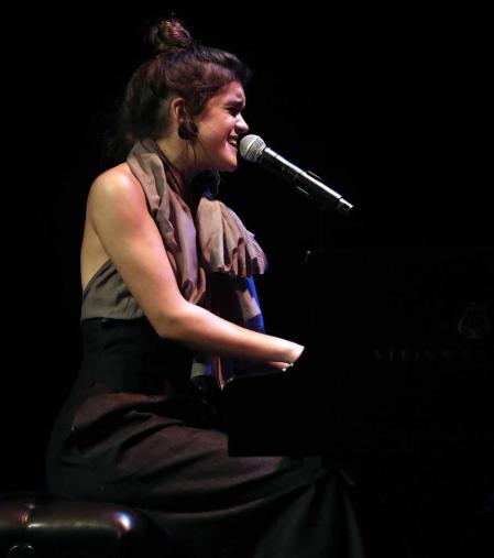 La ganadora de 'Operación Triunfo' ofreció este jueves, 4 de octubre, un concierto en el teatro pamplonés, acompañada por la Free Fall Band