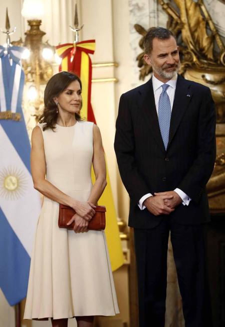 Han iniciado su visita con una ofrenda floral al monumento en Buenos Aires del general José de San Martín