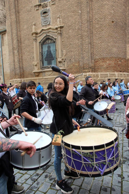 Sexta edición de la 'Rompida de la Hora' de Tudela en la que decenas de personas han hecho sonar sus tambores y bombos desde las 12:00 del mediodía en la plaza Vieja de Tudela.