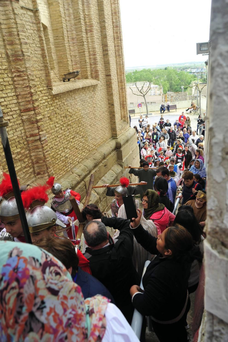Las calles de Peralta acogieron por cuarta vez la representación de la Pasión de Cristo, protagonizada por los niños de la localidad.