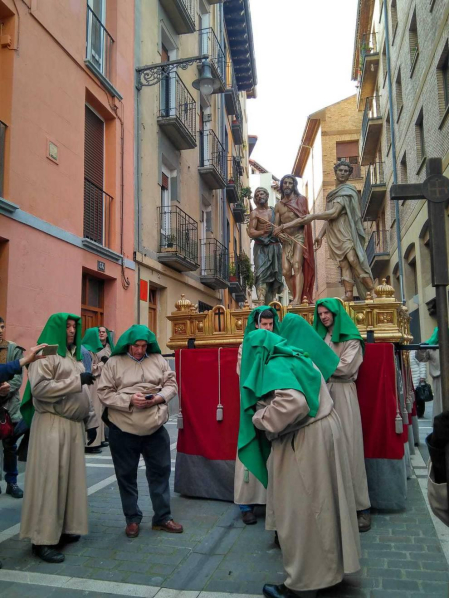 Los portadores del 'Ecce Homo' esperan en la calle Dormitalería la salida de la procesión del Santo Entierro