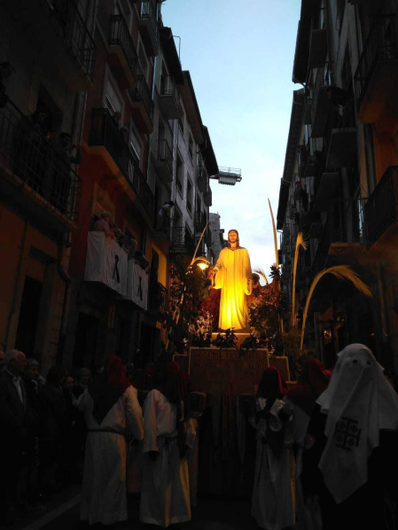La cabeza de la procesión alcanza ahora la calle San Antón.