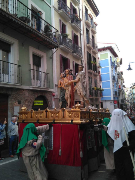 El sexto paso, 'Ecce Homo', desfila ya por la calle Curia