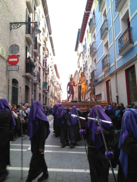 El paso de 'La Flagelación' toma la calle Curia de Pamplona.