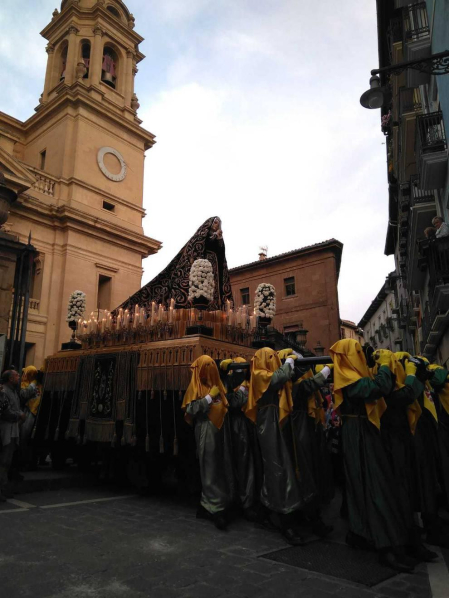 La Dolorosa sale del atrio de la Catedral.