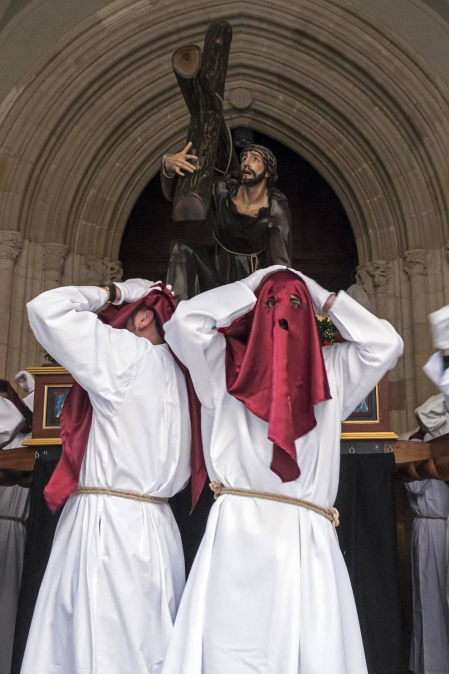 Multitudinario acto de Semana Santa celebrado por las calles de la localidad este Viernes Santo, 19 de abril.
