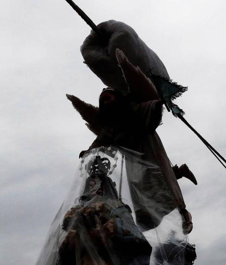 Multitudinario acto en la capital ribera en el que la niña Daniella Garro descendió desde la Casa del Reloj cumpliendo la tradición.