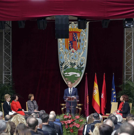 El escritor, docente, investigador y divulgador llama a "mimar la educación y la cultura", que ha definido como "un modo de vivir humanizado"