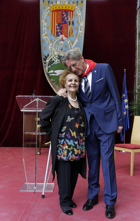 El escritor, docente, investigador y divulgador llama a "mimar la educación y la cultura", que ha definido como "un modo de vivir humanizado"
