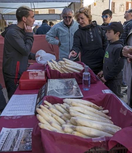 La localidad invitó a degustar 300 kilos de producto preparados en 2.000 bandejas que se agotaron en una hora por las más de 4.000 personas que abarrotaron Dicastillo