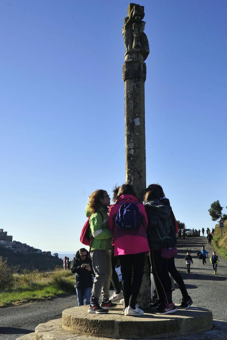 Ujué fue escenario este domingo de su segunda romería en afluencia de cada año y, para antes de las ocho de la mañana,Figarol, Carcastillo, Mélida y Olite, se acercaban ya a la zona del crucero, primero para darle la bienvenida y además para coger fuerzas después del camino hacia la Virgen de Ujué.