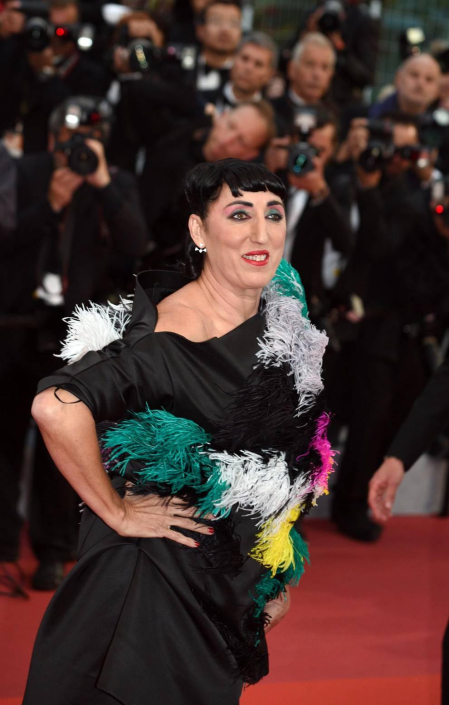 'Dolor y Gloria' es la sexta película que Almodóvar presenta en la competición de Cannes y hasta ahora tiene un más que notable balance: obtuvo en 1999 el premio a la mejor dirección por 'Todo sobre mi madre' y en 2006 vio recompensado el guion de 'Volver', que también se llevó el galardón de mejor interpretación para sus actrices.