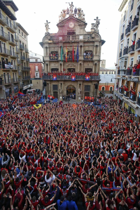 La plantilla, el cuerpo técnico y la directiva del C.A. Osasuna celebró en la sede del Gobierno de Navarra y en el Ayutamiento de Pamplona el ascenso a Primera División.